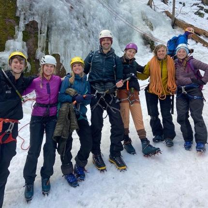 这是英国东北大学学生在一次冰上攀岩活动中的合影